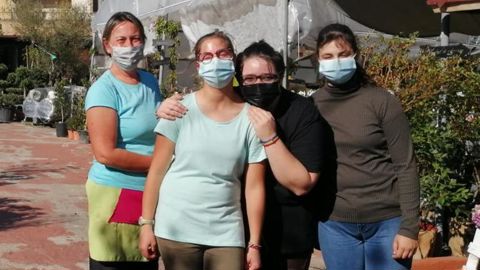 À la jardinerie familiale Viveros Mende à Ourense, en Galice (de gauche à droite) : Marta, salariée de la partie production-vente, avec Éloïse, Charlotte et Clara, les trois stagiaires Erasmus+ du lycée horticole de Niort. ©Romain Doux